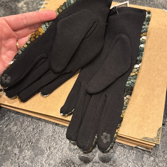 Colorful Knit Gloves - Picture 3 of 4